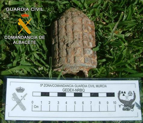 La Guardia Civil desactiva una granada de mano hallada en Chinchilla de Monte-Aragón - 1, Foto 1