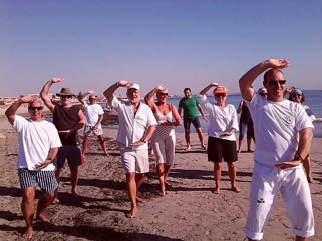 La playa de El Mojón acoge clases gratuitas de Chi Kung y Tai Chi - 1, Foto 1