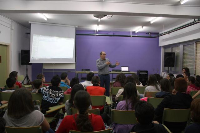 El escritor Juan Ramón Barat imparte una charla en el IES Salvador Sandoval torreño - 1, Foto 1