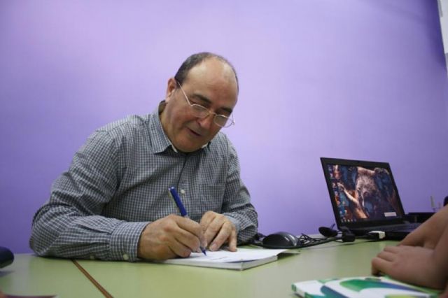 El escritor Juan Ramón Barat imparte una charla en el IES Salvador Sandoval torreño - 2, Foto 2