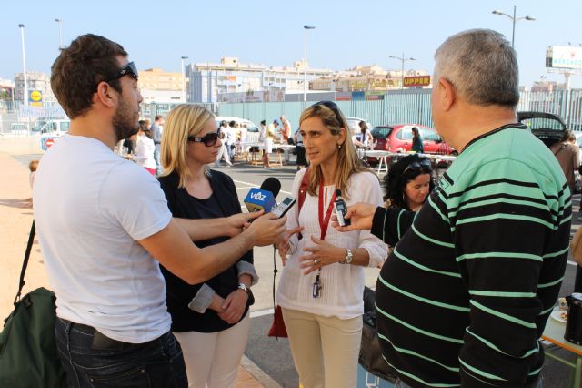 Alumn@s y ciudadanos britnicos dialogan en ingls durante las jornadas culturales de la EOI en Mazarrn, Foto 2