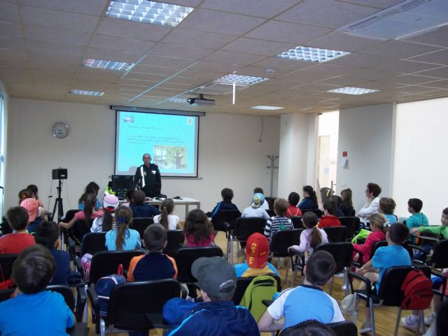 Visita de alumnos de 5° y 6° de primaria del CP La Paz a la Jefatura de la Policía Local de Yecla - 1, Foto 1