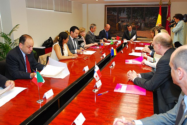 La Comunidad fomenta la competitividad industrial y la innovación del sector naval y del mar en la Región - 1, Foto 1