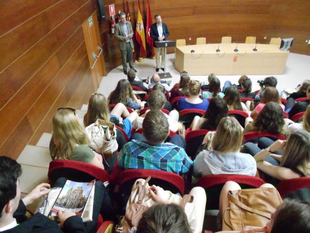El Concejal de Juventud ofrece una recepción a estudiantes del IES Cascales que participan en un intercambio con jóvenes de Noruega, Holanda, Eslovenia, Eslovaquia y Grecia - 1, Foto 1