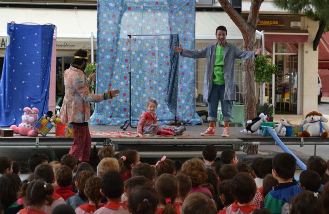 Cuentacuentos en la Plaza de la Constitución para conmemorar el Día del Libro 2013 - 1, Foto 1
