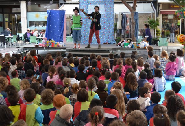 Cuentacuentos en la Plaza de la Constitución para conmemorar el Día del Libro 2013 - 2, Foto 2
