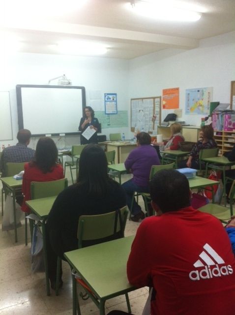 Activa participación en la charla de la Escuela de Padres Motivar el interés por la lectura en nuestros hijos - 1, Foto 1