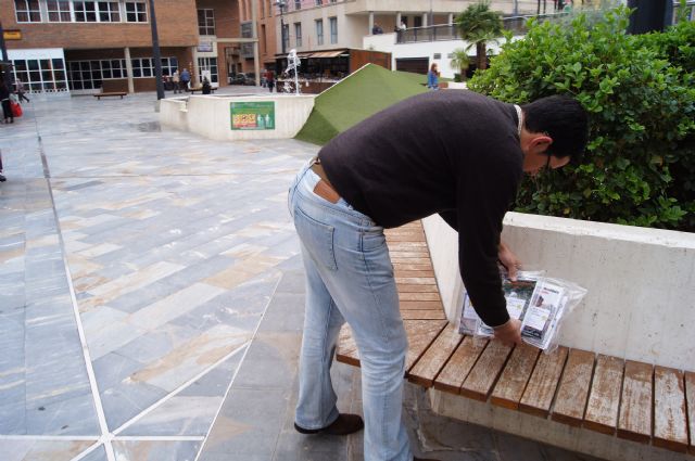 La concejalía de Cultura reparte varias decenas de libros en diferentes lugares del casco urbano dentro de la actividad del Libro Viajero - 1, Foto 1