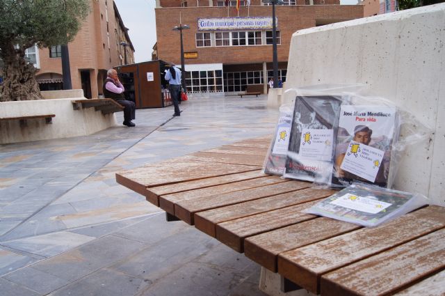 La concejalía de Cultura reparte varias decenas de libros en diferentes lugares del casco urbano dentro de la actividad del Libro Viajero - 2, Foto 2
