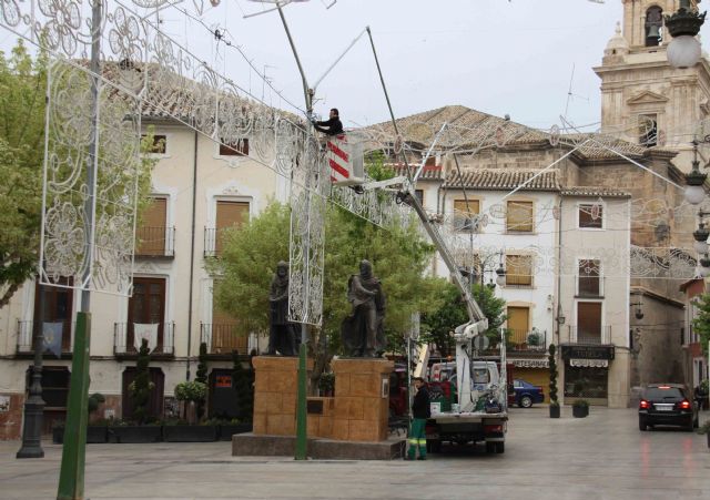 La Concejalía de Festejos instala la iluminación de fiestas en las principales calles de la localidad - 1, Foto 1