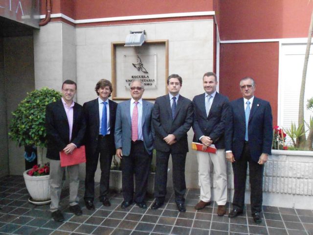 Los alumnos de la Escuela Universitaria de Turismo de Murcia conocen la Oficina de Congresos - 1, Foto 1
