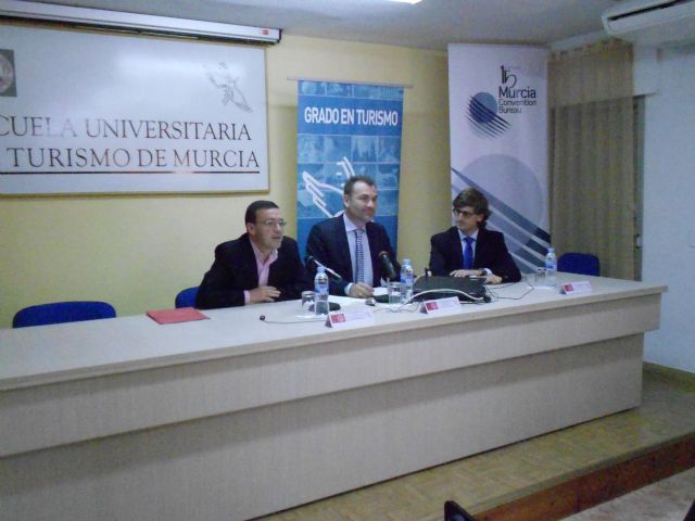 Los alumnos de la Escuela Universitaria de Turismo de Murcia conocen la Oficina de Congresos - 2, Foto 2