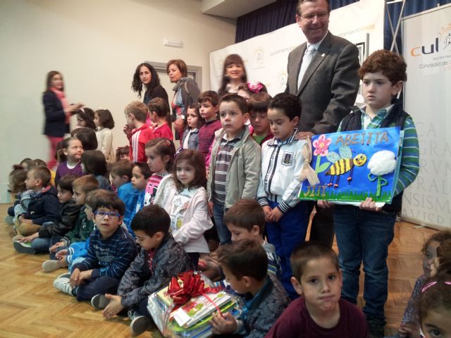 El Concejal de Educación entrega los premios de la XXVIII edición del certamen María Fernández Luna, en el que han participado más de 1.500 cuentos - 1, Foto 1