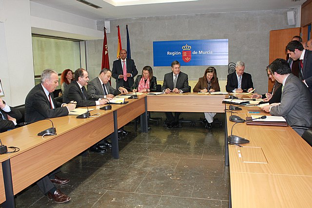 Bernal y Palacios firman un convenio con cinco entidades bancarias para mantener la línea de financiación del gasto farmacéutico - 1, Foto 1