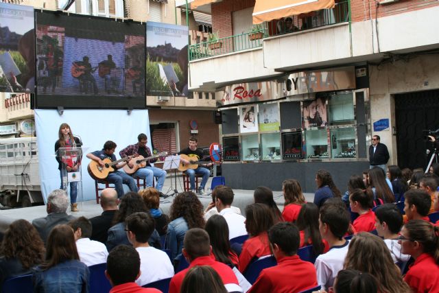 La lectura de poemas de autores cehegineros cierra los actos del Día del Libro - 1, Foto 1