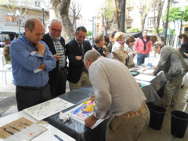 Los pintores Severo Almansa y Willy Ramos pintan en la puerta del Museo Ramón Gaya para conmemorar el Día Internacional del Libro - 1, Foto 1