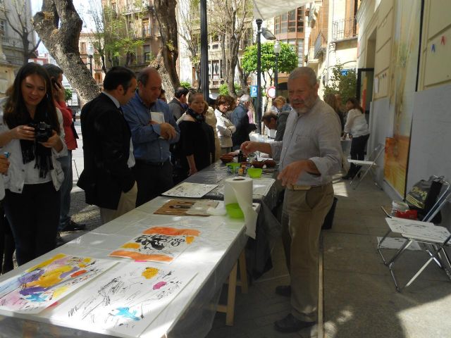 Los pintores Severo Almansa y Willy Ramos pintan en la puerta del Museo Ramón Gaya para conmemorar el Día Internacional del Libro - 2, Foto 2