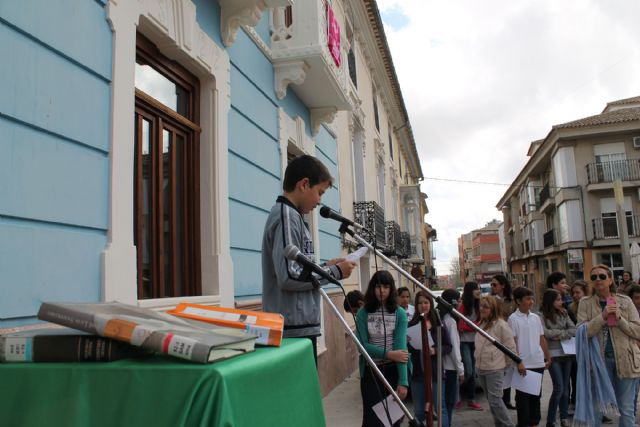 Los alumnos de los colegios Artero y Amor de Dios leen a Cervantes y a Juan Ramón Jiménez en el Día del Libro - 1, Foto 1