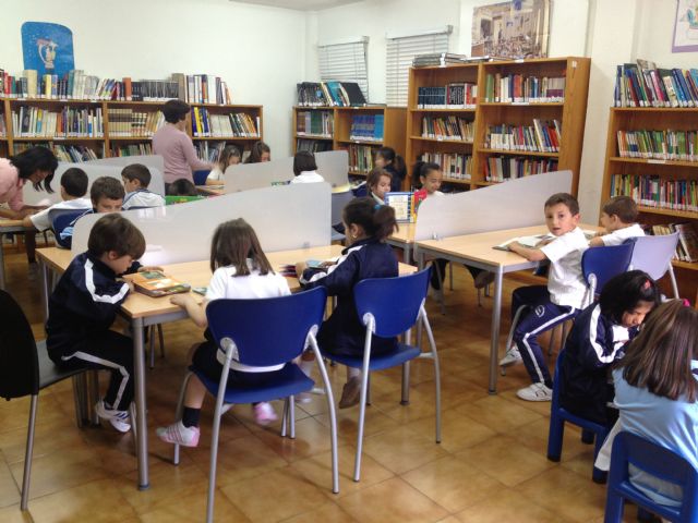 Los niños de Blanca conocen la Biblioteca Municipal en el Día del Libro - 1, Foto 1