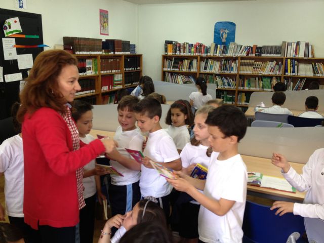 Los niños de Blanca conocen la Biblioteca Municipal en el Día del Libro - 2, Foto 2