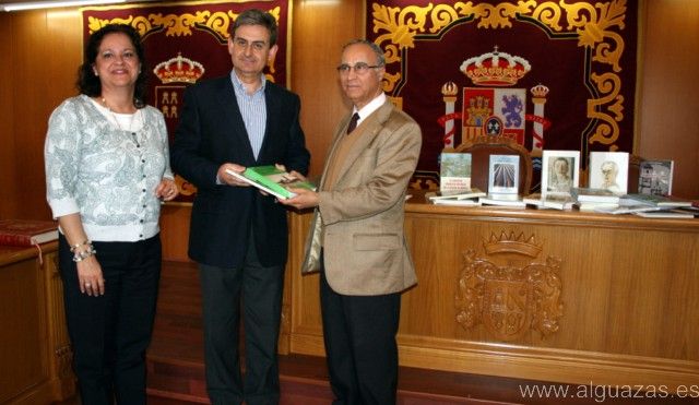 El Cronista Oficial de la Villa de Alguazas engrosa los fondos de la Biblioteca Pública con la donación de obras de gran valor histórico y literario - 1, Foto 1