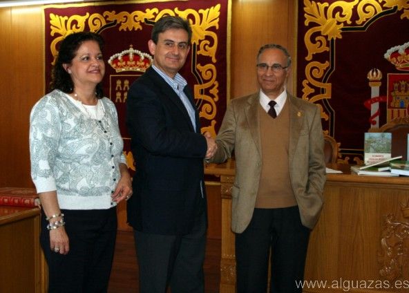 El Cronista Oficial de la Villa de Alguazas engrosa los fondos de la Biblioteca Pública con la donación de obras de gran valor histórico y literario - 2, Foto 2
