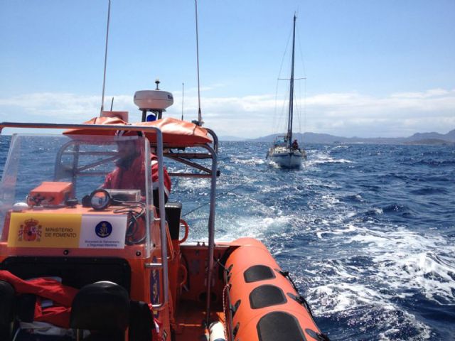 Cruz Roja de Águilas rescata a un velero de 10 metros de eslora que se encontraba sin gobierno - 1, Foto 1