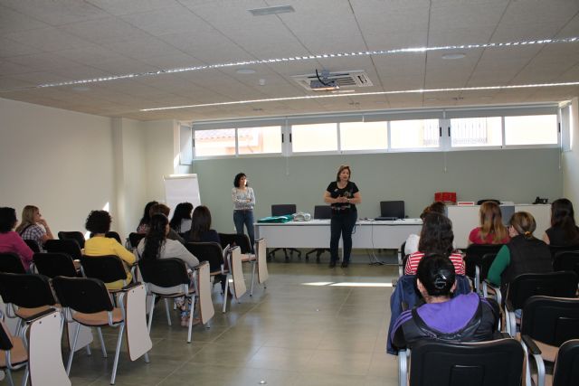 El Ayuntamiento de Alhama sigue ofertando nuevos cursos de formación para las mujeres, Foto 2