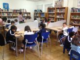 Los niños de Blanca conocen la Biblioteca Municipal en el Día del Libro
