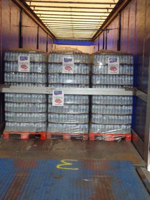 Aquadeus dona un camión de agua a Cáritas, Foto 1