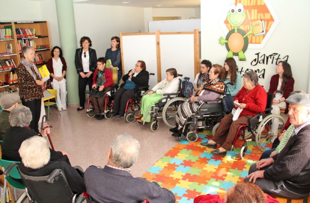 Los mayores del Centro de Día de Puerto Lumbreras participan en un recital de lectura y poesía - 1, Foto 1