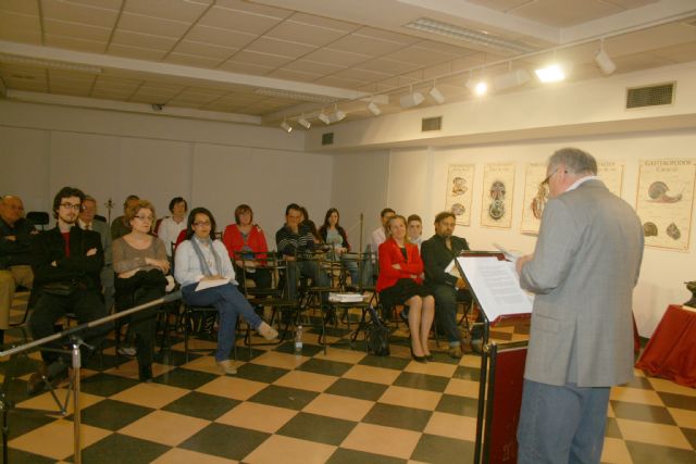 Autores totaneros participan en un acto de lectura continuada con motivo de la celebración del Día Internacional del Libro, Foto 2