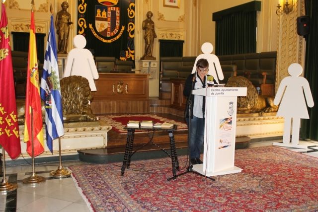 Ayer se conmemoró el Día del Libro con una lectura pública de obras escritas por mujeres - 1, Foto 1