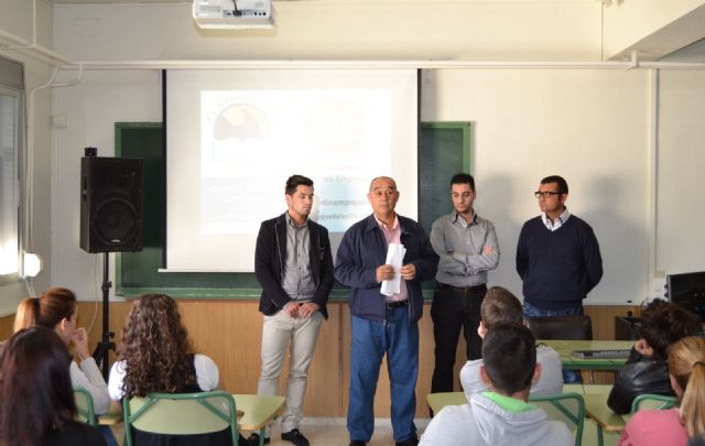 Estudiantes del IES Alfonso Escámez participan en una charla de motivación empresarial organizada por el Ayuntamiento de Águilas y AJE Guadalentín - 1, Foto 1