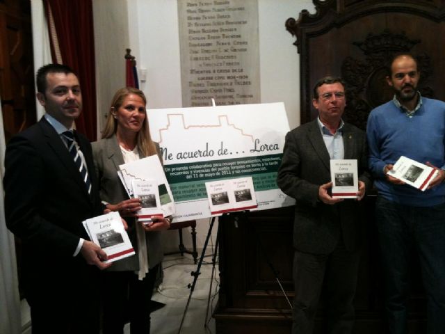 El Concejal de Educación presenta la edición del libro Me acuerdo de Lorca, en el que 90 personas han plasmado sus vivencias de los terremotos - 1, Foto 1