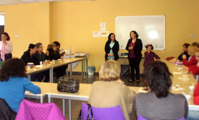 Más de una treintena de mujeres de Alguazas participan activamente en un taller gratuito de autoestima - 1, Foto 1