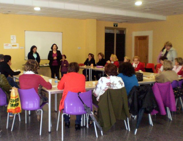 Más de una treintena de mujeres de Alguazas participan activamente en un taller gratuito de autoestima - 2, Foto 2