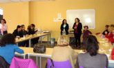 Más de una treintena de mujeres de Alguazas participan activamente en un taller gratuito de autoestima