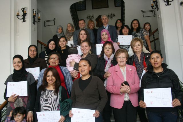 Los alumnos del taller de cocina organizado por Cáritas reciben sus diplomas de participación - 1, Foto 1