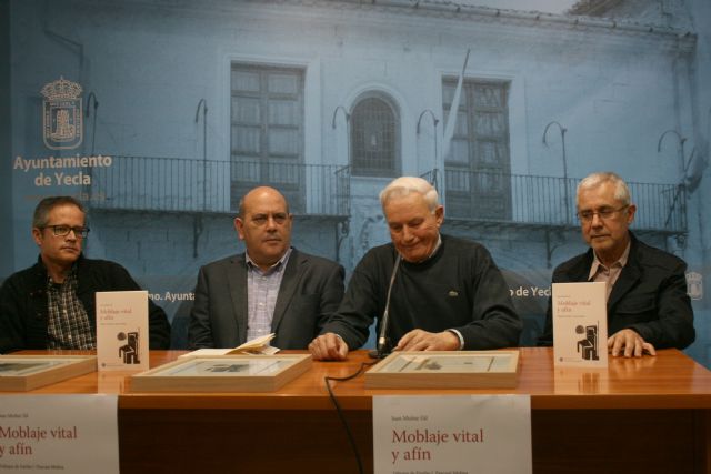 Se presenta el libro de poesía Moblaje Vital y afin de Juan Muñoz Gil con dibujos de Emilio J. Pascual Molina - 2, Foto 2