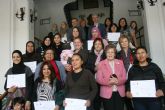 Los alumnos del taller de cocina organizado por Cáritas reciben sus diplomas de participación
