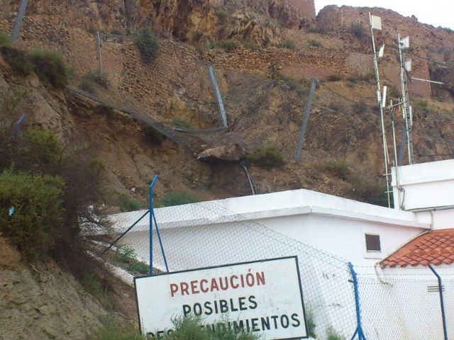 La malla metálica instalada por el Ayuntamiento en el macizo rocoso del castillo atrapa una roca de media tonelada de peso - 2, Foto 2