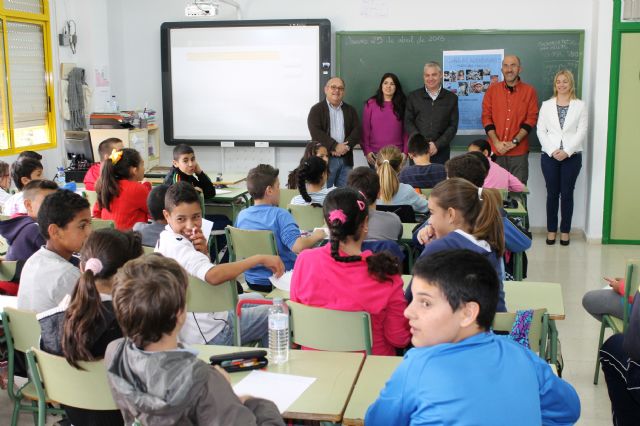 Los escolares de Mazarrón se aventuran por el mundo guiados por Juan Francisco Cerezo - 1, Foto 1