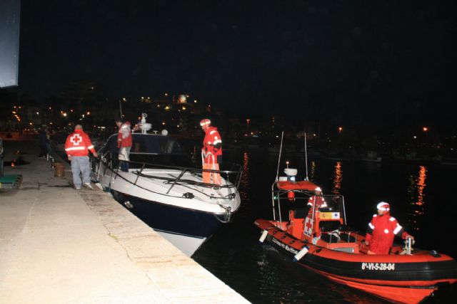 Cruz Roja Española en Águilas rescata un barco de 12 metros de eslora  con una vía de agua - 1, Foto 1