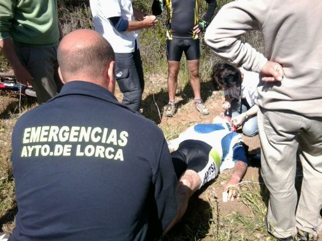 El Servicio Municipal de Emergencias asiste a un ciclista accidentado en el paraje de Villa Real (Purias) - 1, Foto 1
