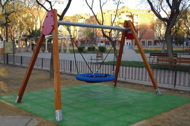 Medio Ambiente instala columpios para niños con movilidad reducida en Cabezo de Torres y el Paseo Florencia - 1, Foto 1