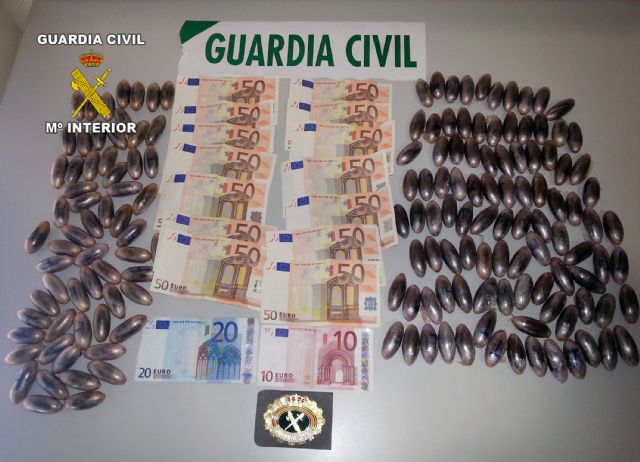 La Guardia Civil detiene a dos personas con más de 150 bellotas de hachís ocultas en maletas de viaje - 2, Foto 2