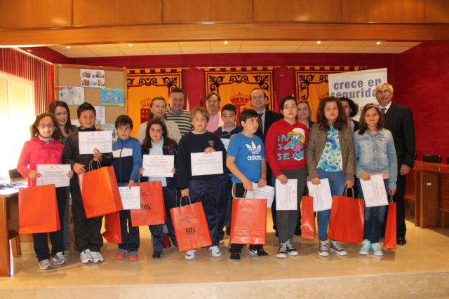 Entregados los premios a los diez alumnos por sus trabajos en la campaña 'Crece en Seguridad' - 1, Foto 1