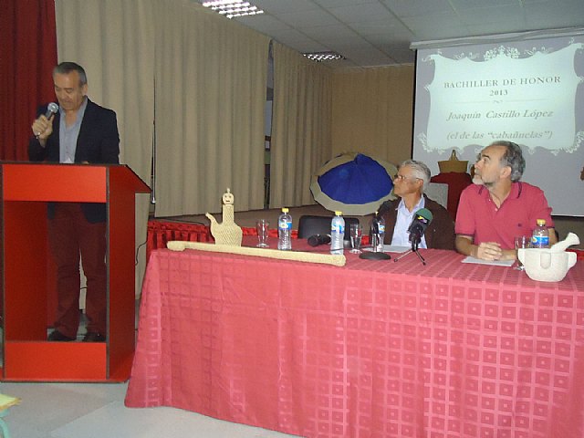 Acto de entrega del Diploma de Bachiller de Honor del IES Juan de la Cierva a Joaqun, el de las Cabañuelas - 1