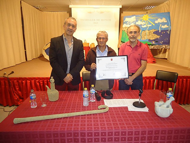 Acto de entrega del Diploma de Bachiller de Honor del IES Juan de la Cierva a Joaqun, el de las Cabañuelas - 7
